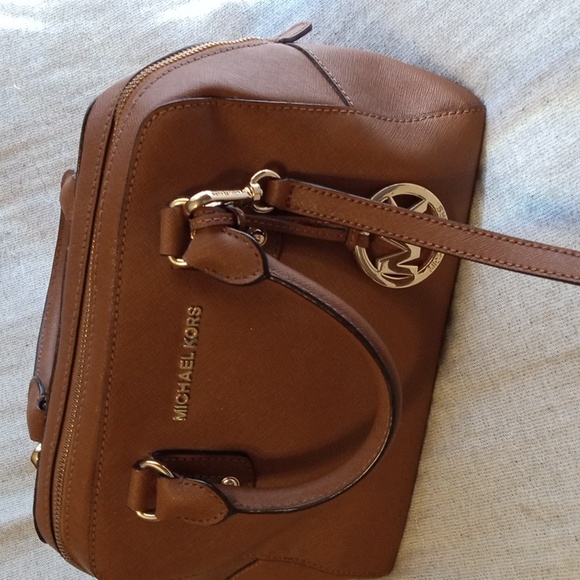 Michael Kors Camel Tan Handbag With Crossbody Strap - Picture 4 of 13